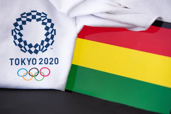 東京、日本、 2月。8 。2020年:ボリビア夏の東京オリンピック2020 、国旗、黒の背景東京2020オリンピック、国旗、黒の背景 — ストック写真