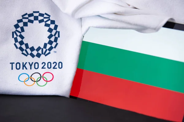 東京、日本、 2月。8 。2020年:ブルガリア、東京2020オリンピック、国旗、黒の背景 — ストック写真