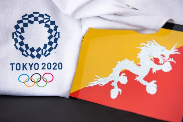 東京、日本、 2月。8 。2020年:ブータン、東京2020オリンピック、国旗、黒の背景 — ストック写真