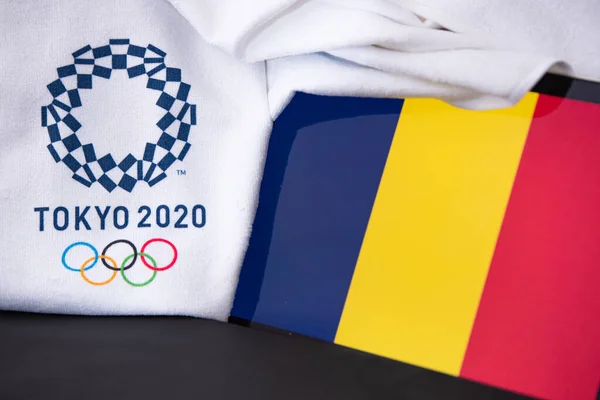 東京、日本、 2月。8 。2020年:チャド、東京2020オリンピック、国旗、黒の背景 — ストック写真