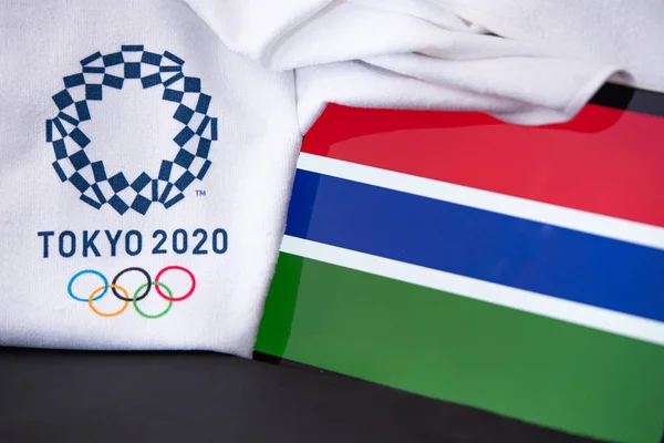 東京、日本、 2月。8 。2020年:ガンビア、東京2020オリンピック、国旗、黒の背景 — ストック写真