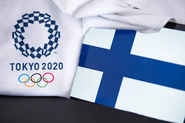 東京、日本、 2月。8 。2020年:フィンランド、東京2020オリンピック、国旗、黒の背景 — ストック写真