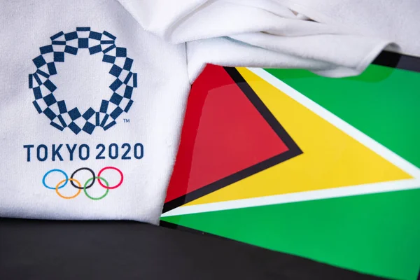 東京、日本、 2月。8 。2020年:ガイアナ、東京2020オリンピック、国旗、黒の背景 — ストック写真