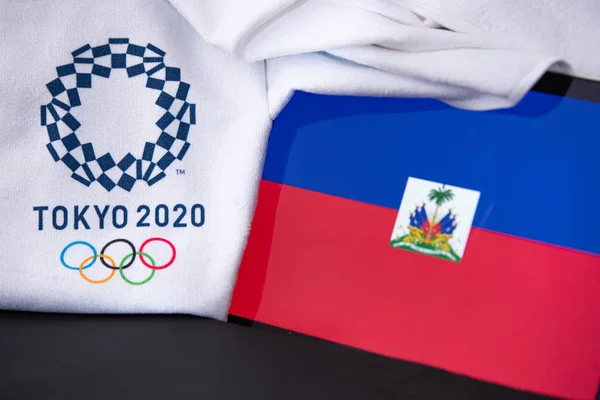 東京、日本、 2月。8 。2020年:東京2020オリンピックでのハイチ、国旗、黒の背景 — ストック写真
