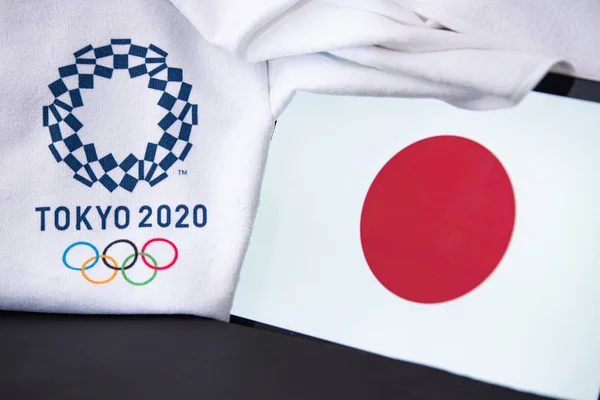 TOKYO, JAPAN, FEBRUARY. 8 tahun. 2020: Jepang pada pertandingan olimpiade musim panas di Tokyo 2020, bendera nasional, latar belakang hitam — Stok Foto