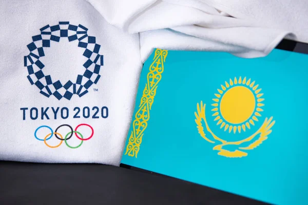 東京、日本、 2月。8 。2020年:カザフスタン、東京2020オリンピック、国旗、黒の背景 — ストック写真