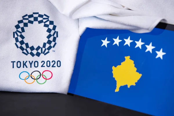 東京、日本、 2月。8 。2020年:東京2020オリンピック・コソボ、国旗、黒の背景 — ストック写真