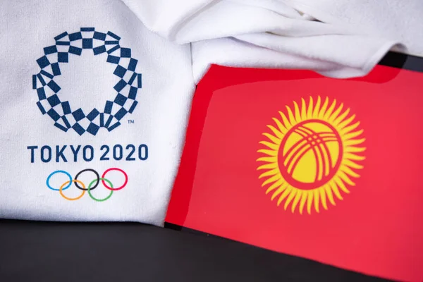 東京、日本、 2月。8 。2020年:キルギス、東京2020オリンピック、国旗、黒の背景 — ストック写真