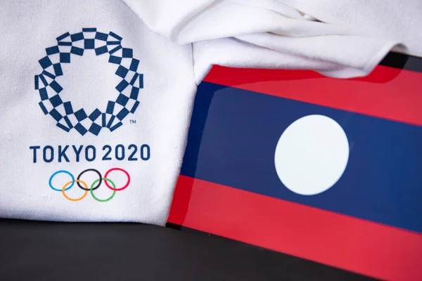 東京、日本、 2月。8 。2020年:ラオス、東京2020オリンピック、国旗、黒の背景 — ストック写真