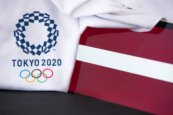 東京、日本、 2月。8 。2020年:ラトビア、東京2020オリンピック、国旗、黒の背景 — ストック写真