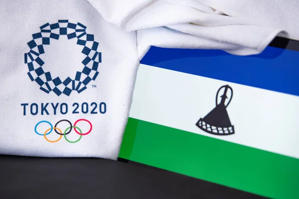 東京、日本、 2月。8 。2020年:夏の東京オリンピックでのレソト2020 、国旗、黒の背景 — ストック写真