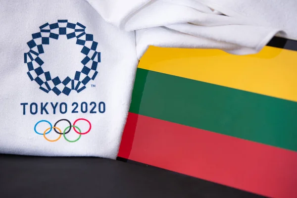 東京、日本、 2月。8 。2020年:リトアニア、東京2020オリンピック、国旗、黒の背景 — ストック写真