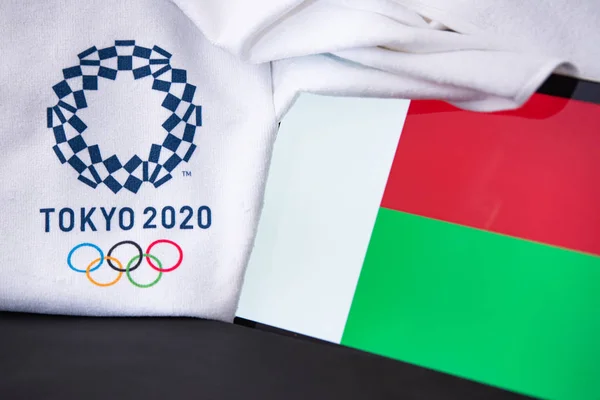 TOKYO, JAPAN, FEBRUARY. 8. 2020: Madagascar la jocul olimpic de vară din Tokyo 2020, steag național, fundal negru — Fotografie, imagine de stoc