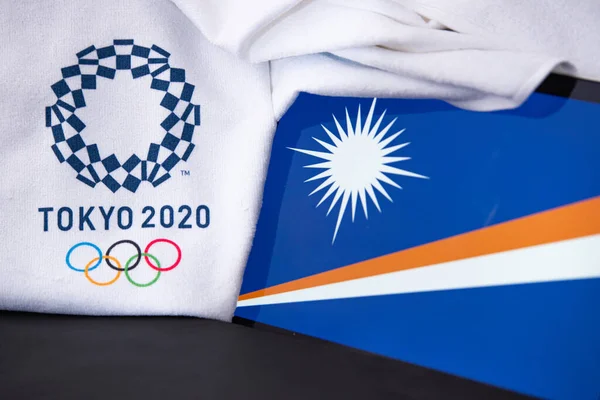東京、日本、 2月。8 。2020年:東京2020オリンピック・パラリンピック、国旗、黒の背景 — ストック写真