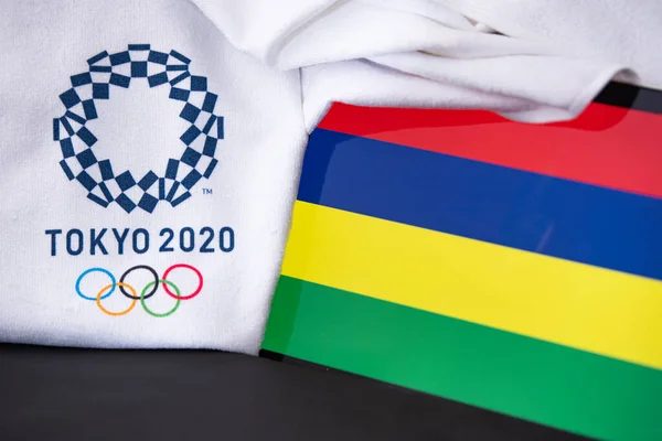 Det er mig, der har sagt det. Det er mig. 8. 2020: Mauritius på sommer olympiske spil i Tokyo 2020, nationalt flag, sort baggrund - Stock-foto