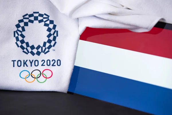 東京、日本、 2月。8 。2020年:オランダ、東京2020オリンピック、国旗、黒の背景 — ストック写真