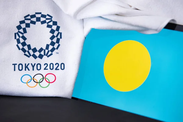 東京、日本、 2月。8 。2020年:パラオ、東京2020オリンピック、国旗、黒の背景 — ストック写真