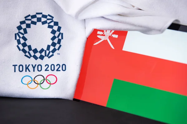 東京、日本、 2月。8 。2020年:オマーン、東京2020オリンピック、国旗、黒の背景 — ストック写真