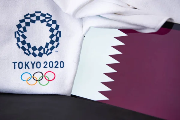 TOKYO, GIAPPONE, FEBBRAIO 8. 2020: Qatar alle Olimpiadi estive di Tokyo 2020, bandiera nazionale, sfondo nero — Foto Stock