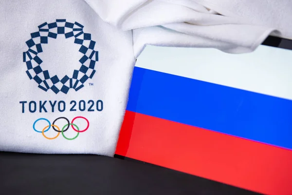 東京、日本、 2月。8 。2020年:ロシア、東京2020オリンピック、国旗、黒の背景 — ストック写真