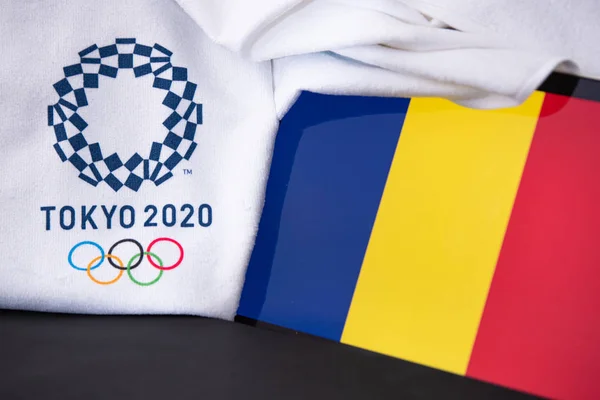 東京、日本、 2月。8 。2020年:ルーマニア、東京2020オリンピック、国旗、黒の背景 — ストック写真