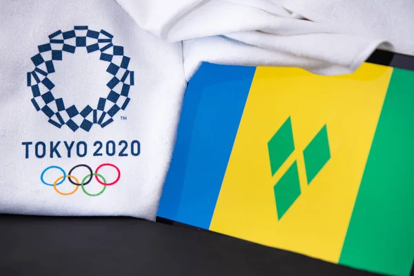 東京、日本、 2月。8 。2020年:サンビンセントとグレナディーン、東京2020オリンピック、国旗、黒の背景 — ストック写真