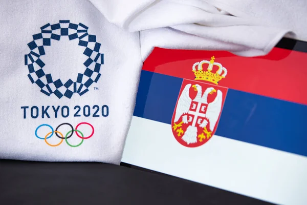 東京、日本、 2月。8 。2020年:東京2020オリンピック・セルビア、国旗、黒の背景 — ストック写真