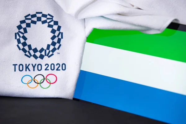 TOKYO, JAPAN, FEBRUARY. 8 tahun. 2020: Sierra Leone pada pertandingan olimpiade musim panas di Tokyo 2020, bendera nasional, latar belakang hitam — Stok Foto