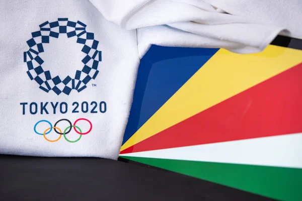 東京、日本、 2月。8 。2020年:東京2020オリンピックのセーシェル、国旗、黒の背景 — ストック写真