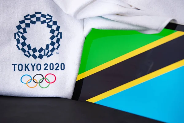 東京、日本、 2月。8 。2020年:タンザニア、東京2020オリンピック、国旗、黒の背景 — ストック写真