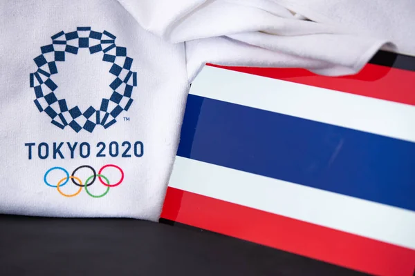 โตเกียว ประเทศญี่ปุ่น กุมภาพันธ์ 8. 2020: ประเทศไทยในกีฬาโอลิมปิกฤดูร้อนในโตเกียว 2020 ธงชาติ พื้นหลังสีดํา — ภาพถ่ายสต็อก