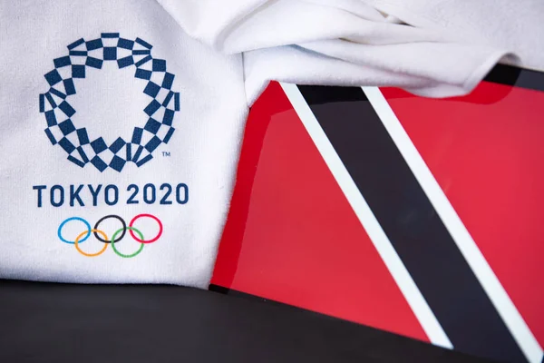東京、日本、 2月。8 。2020年:トリニダード・トバゴ、東京2020オリンピック、国旗、黒の背景 — ストック写真