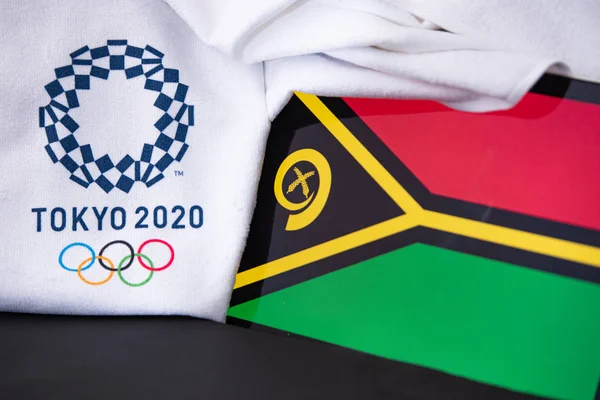 東京、日本、 2月。8 。2020年:東京2020オリンピックバヌアツ、国旗、黒の背景 — ストック写真