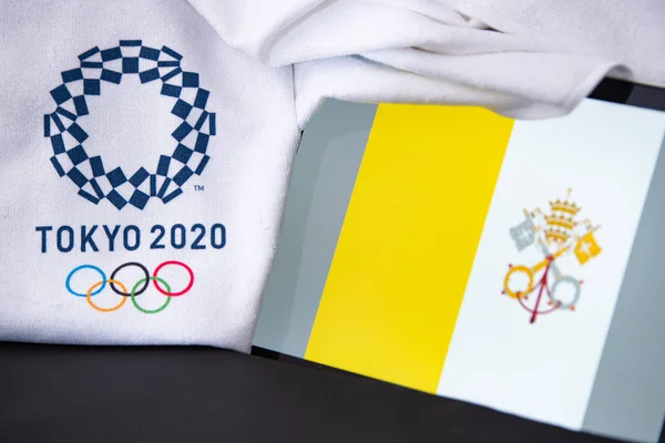 東京、日本、 2月。8 。2020年:東京2020オリンピック・パラリンピック聖地バチカン、国旗、黒地 — ストック写真