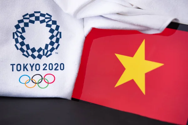 TOKYO, JAPAN, FEBRUARY. 8 tahun. 2020: Vietnam pada pertandingan olimpiade musim panas di Tokyo 2020, bendera nasional, latar belakang hitam — Stok Foto
