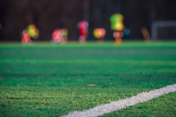 Voetbalveld, spelers op groen gras, wazig achtergrond — Stockfoto