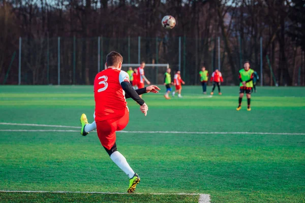 Fußball-Foto, Spieler kicken den Ball, Fußballprofi — Stockfoto