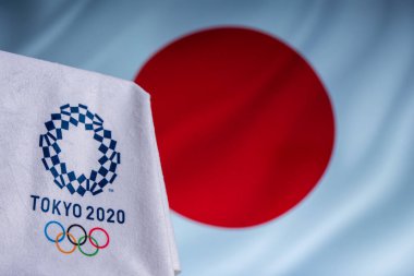 Tokyo, Japonya, Şubat. - 14. 2020: Tokyo 2020 Yaz Olimpiyatları bayrağı ve logosu