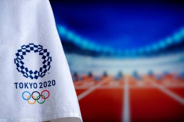 Tokyo, Japonya, Şubat. - 14. 2020: Yaz olimpiyatları arka planı, Tokyo 2020 Olimpiyat logosu, arka planda atletizm pisti
