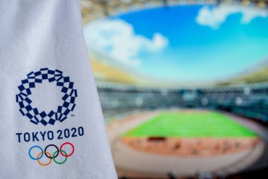 Tokyo, Japonya, Şubat. - 14. 2020: Tokyo 2020 Olimpiyat logosu, arka planda atletizm stadyumu