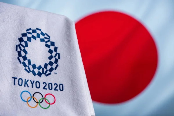 Du, JAPAN, FEBRUARY. 14 år. 2020: tokyo 2020 Olympisk logo, Japan Flagg i bakgrunnen – stockfoto