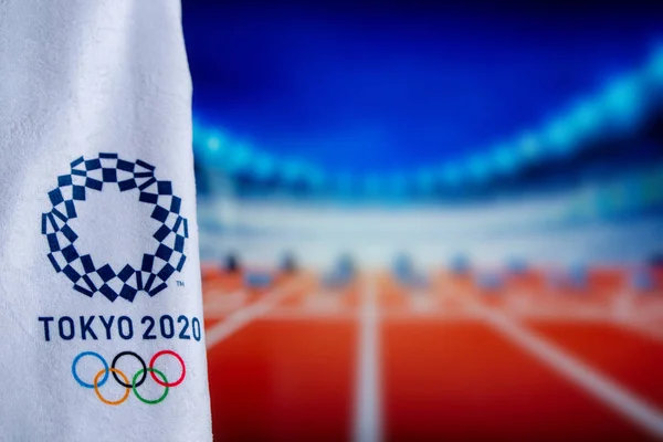 Tokio, Japan, Februar. 14. 2020: Olympisches Logo Tokio 2020, Leichtathletik-Stadion im Hintergrund — Stockfoto