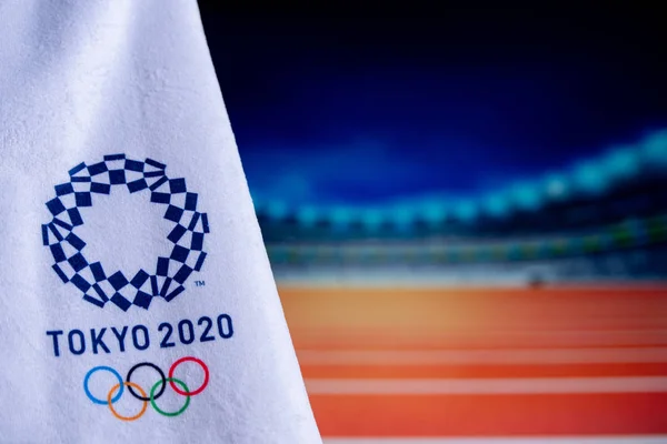 TOKIO, JAPÓN, FEBRERO. 14. 2020: logotipo olímpico de Tokio 2020, estadio de atletismo en segundo plano —  Fotos de Stock