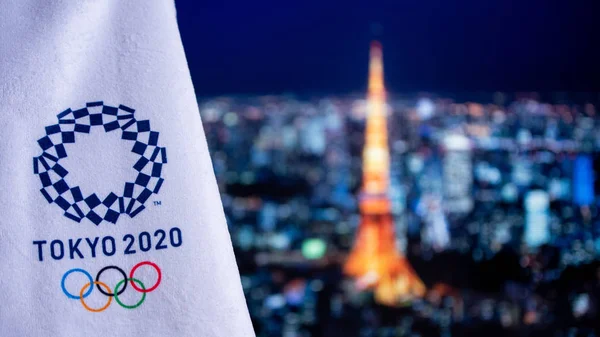 โตเกียว ประเทศญี่ปุ่น กุมภาพันธ์ 14 ค่ะ 2020: พื้นหลังเกมโอลิมปิกฤดูร้อน, โตเกียวซิตี้ในเวลากลางคืน, โลโก้โอลิมปิกโตเกียว 2020 บนพื้นหลังสีขาว — ภาพถ่ายสต็อก