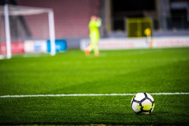 Madrid, İspanya, Ocak. Üç. 2018: Yeşil çimlerde resmi Premier Lig Nike topu