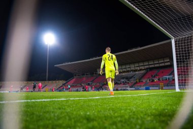Futbol maçı, kaleci, gol ve oyun gece stadyumda.