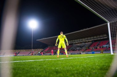 Gece stadyumda futbol maçı var. Kaleci ve oyun