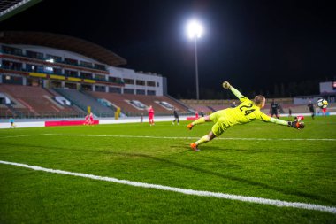 Futbol kalecisi futbol stadyumunda iş başında..