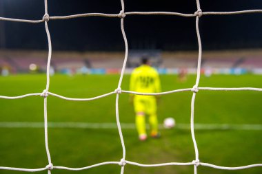 Futbol ağı, arka planda futbol maçı. Sahne ışıkları, stadyum
