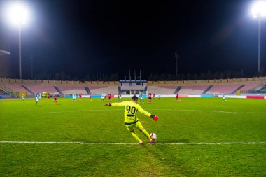 Kaleci stadyumda topa vuruyor, hem de spot ışığında.